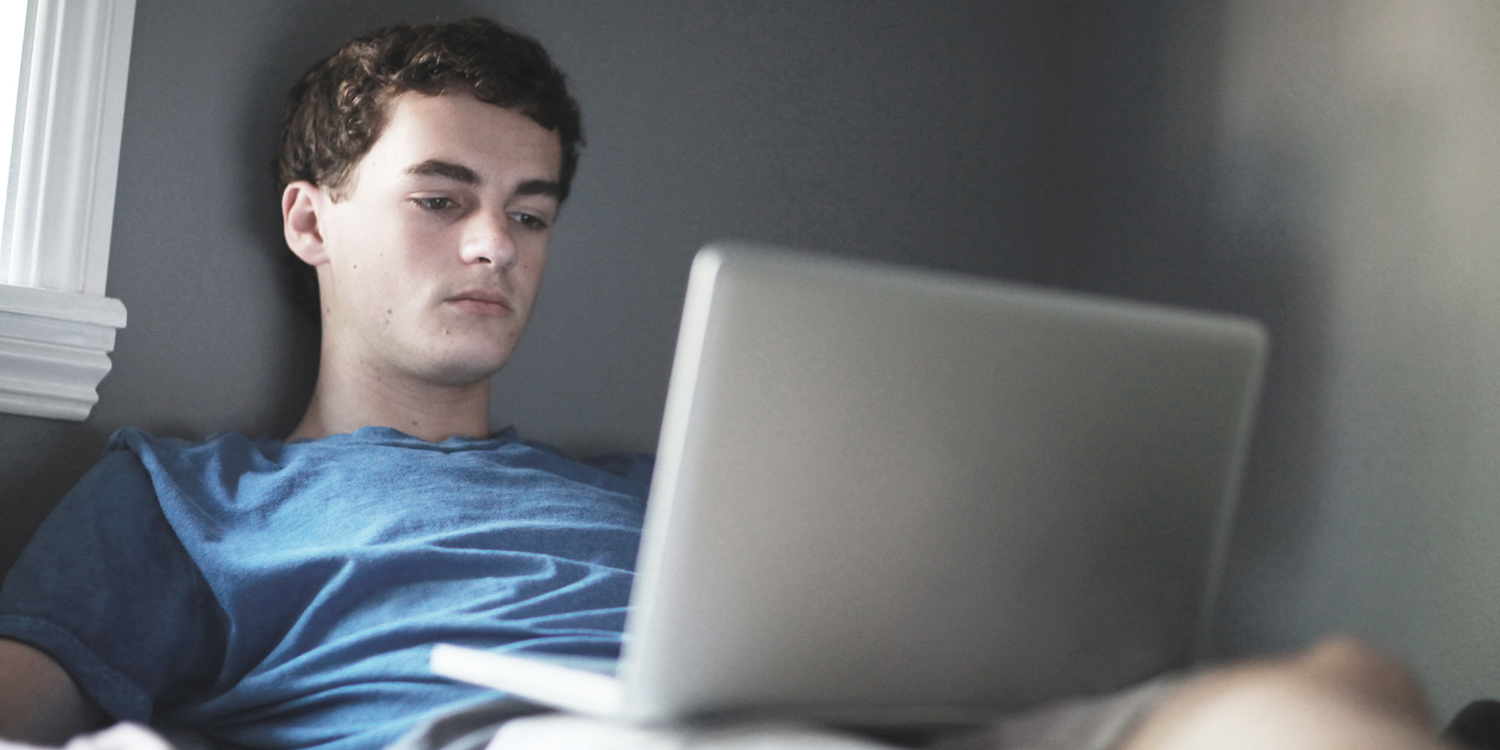 o-TEEN-ON-LAPTOP-facebook Screen Time Impacting Bone Density in Teenage Boys
